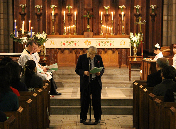 クリスマス礼拝で学生に語りかける日野原先生。103歳(2014年12月）