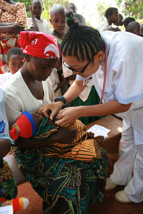 タンザニアでの妊婦健診。ヘアスタイルは3時間かけた三つ編み “キリマンジャロ”。