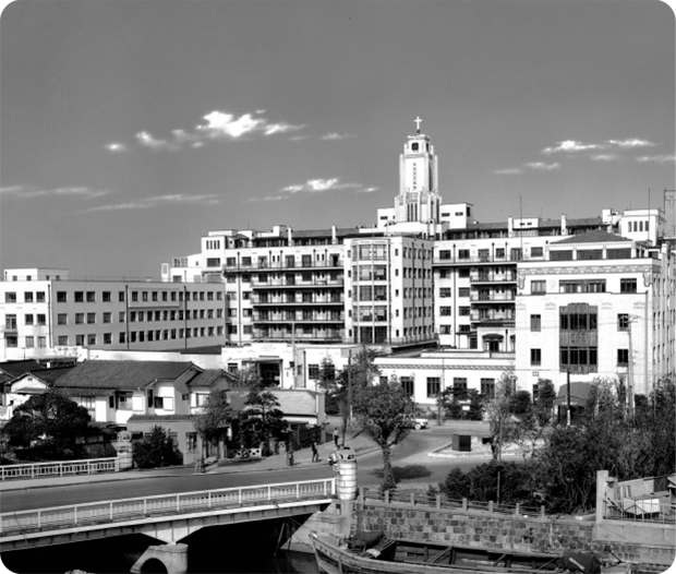 聖路加国際病院旧館正面（右端が旧聖路加看護大学校舎）